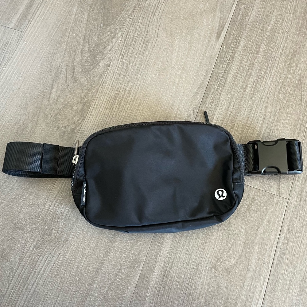lululemon fanny pack